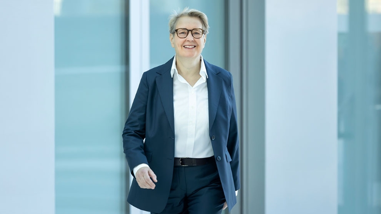 Vorstandsvorsitzende Gabriela Pantring im Foyer der NRW.BANK