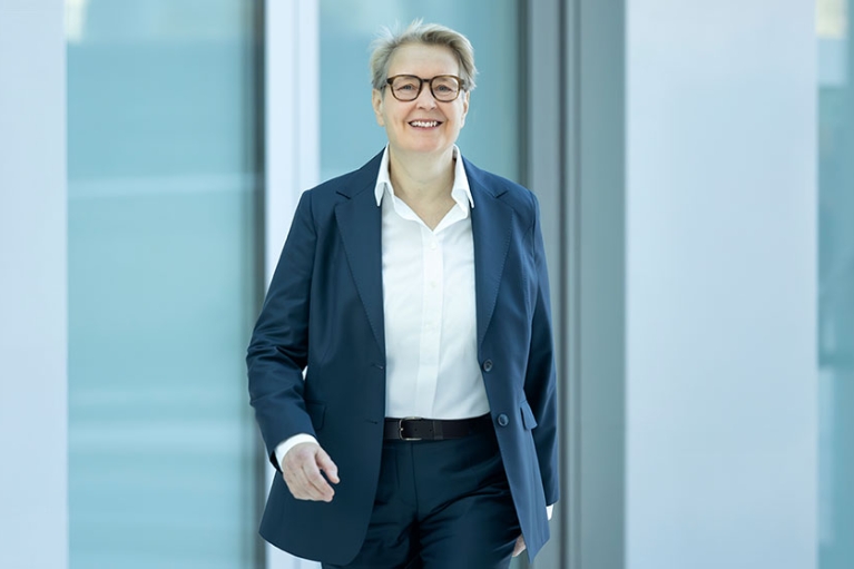 Vorstandsvorsitzende Gabriela Pantring im Foyer der NRW.BANK