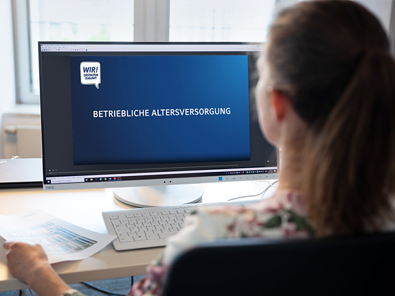 Eine Frau sitzt am Computer und informiert sich über die betriebliche Altersversorgung in der NRW.BANK.
