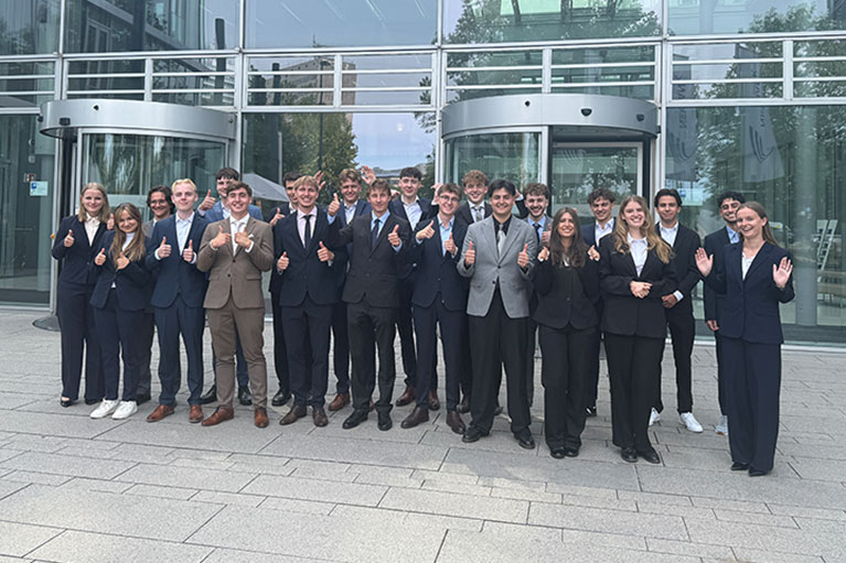 Gruppenfoto der Dualstudierenden des Jahrgangs 2026