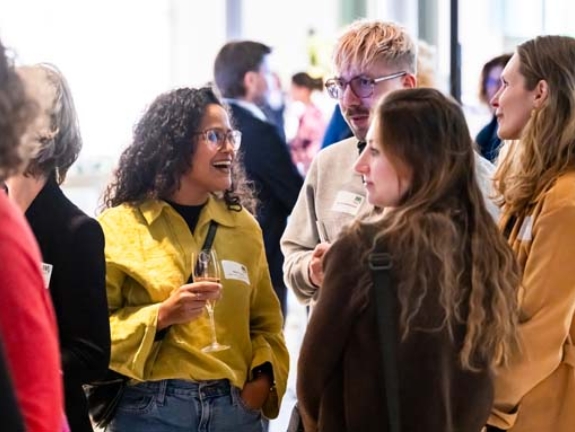 Gäste unterhalten sich