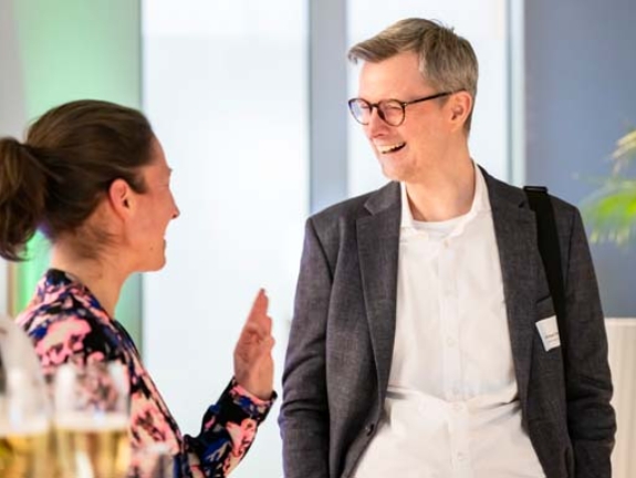 Gäste unterhalten sich