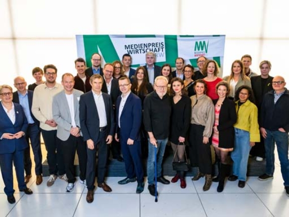 Alle Nominierten des MEDIENPREIS WIRTSCHAFT NRW 2025 mit Gabriela Pantring, designierte Vorstandsvorsitzende der NRW.BANK, und Wirtschafts- und Klimaschutzministerin Mona Neubaur. (Bild: NRW.BANK / Oliver Wachenfeld)
