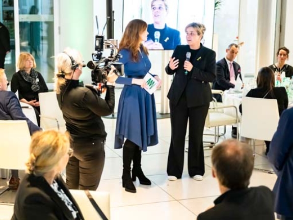 Moderatorin Caroline Fischer interviewt Ministerin Mona Neubaur