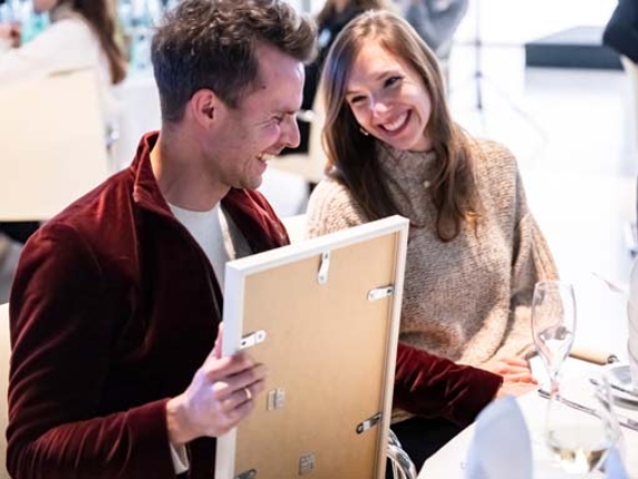 Maximilian Nowroth und seine Frau Katja freuen sich über den Preis