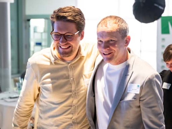 Zwei Herren freuen sich über ihren Gewinn