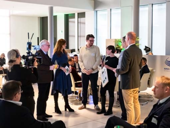 Die Preisträgerin und Preisträger des Sonderpreises im Gespräch mit den Moderatoren