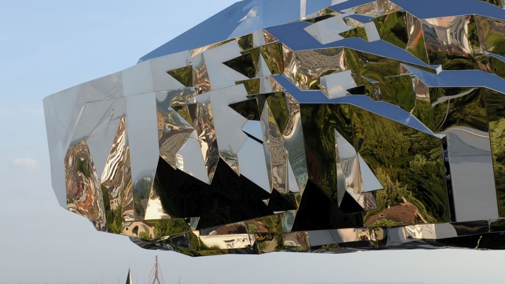 Großes, silbern glänzendes Kunstobjekt auf dem Dach der NRW.BANK in Düsseldorf