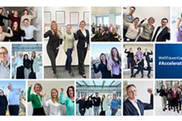 Mitarbeiterinnen und Mitarbeiter der NRW.BANK mit Geste zum Weltfrauentag