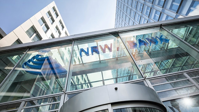 Glasfront des Eingangsbereichs der NRW.BANK-Zentrale in Düsseldorf mit Schriftzug NRW.BANK