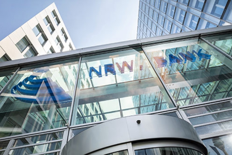 Glasfront des Eingangsbereichs der NRW.BANK-Zentrale in Düsseldorf mit Schriftzug NRW.BANK