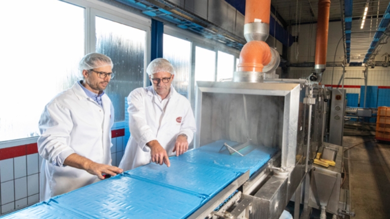 Die Brüder Niehaves an einer ressourcenschonenden Waschanlage