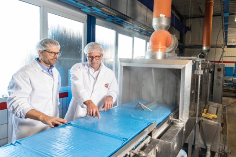 Die Brüder Niehaves an einer ressourcenschonenden Waschanlage