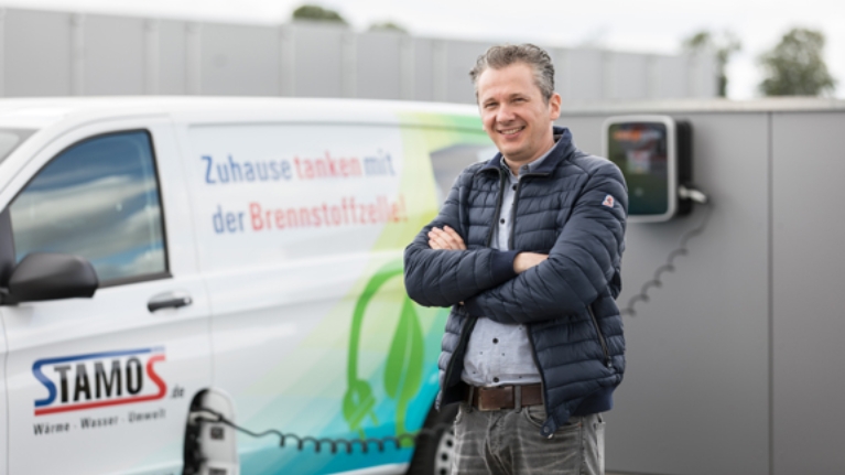 Geschäftsführer Alexander Stamos vor einem Elektrotransporter