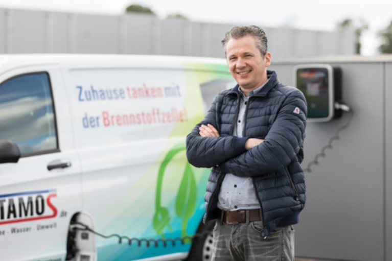 Geschäftsführer Alexander Stamos vor einem Elektrotransporter