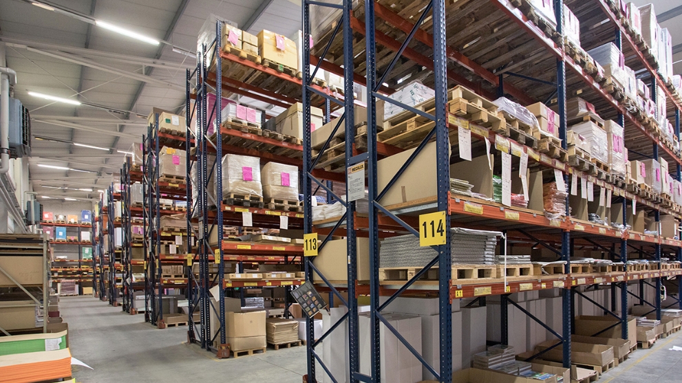 Große Lagerhalle mit gefüllten Hochregalen