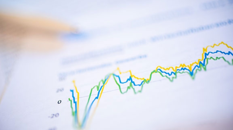 Verschwommener Ausdruck eines Dokuments mit einem Kurvendiagramm