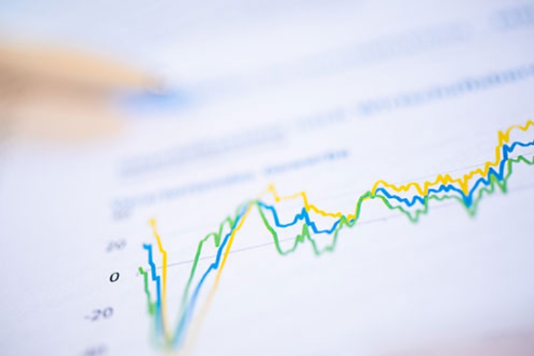 Verschwommener Ausdruck eines Dokuments mit einem Kurvendiagramm