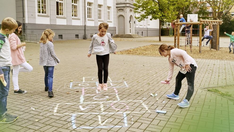 Spielende Kinder auf einem Schulhof