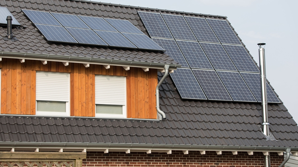 Saniertes Hausdach mit einer Solaranlage.