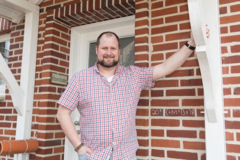 Hausbesitzer Sebastian Haverkotte steht vor seinem Haus.