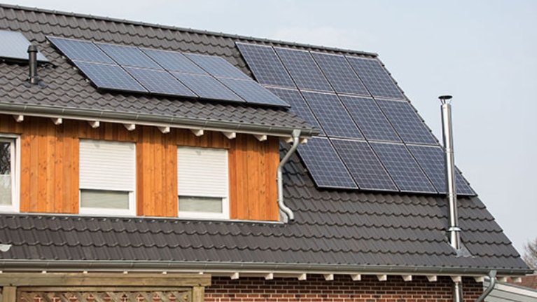 Saniertes Hausdach mit einer Solaranlage.