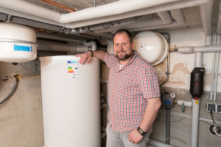 Sebastian Haverkotte vor der Heizungsanlage in seinem Keller