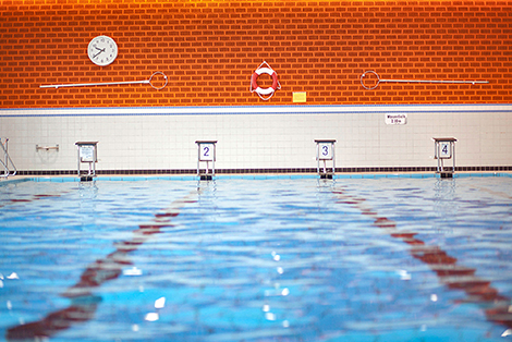 Das Bild zeigt ein Schwimmbad. Es ist ein Beispiel für interkommunale Zusammenarbeit. Die NRW.BANK unterstützt die Synergien von Kommunen.