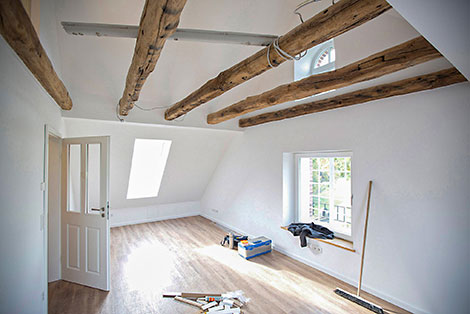 Das Bild zeigt das sanierte Dach der Mühle in Greven-Altrup. Die NRW.BANK unterstützte mit ihren Förderprogrammen den Denkmalschutz der alten Mühle.