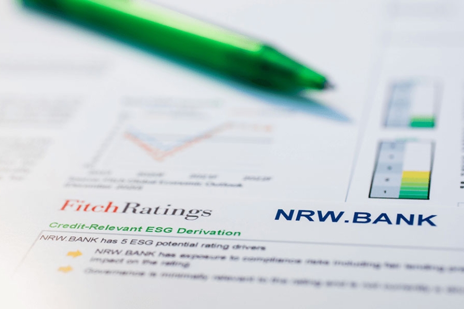 Ein ausgedruckter Ratingbericht der NRW.BANK, auf dem ein Kugelschreiber liegt