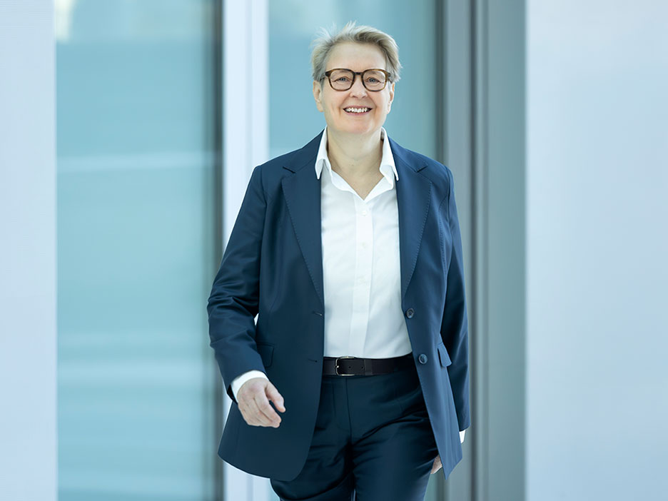Vorstandsvorsitzende Gabriela Pantring im Foyer der NRW.BANK