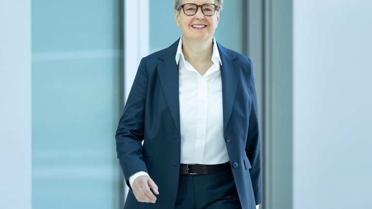Vorstandsvorsitzende Gabriela Pantring im Foyer der NRW.BANK