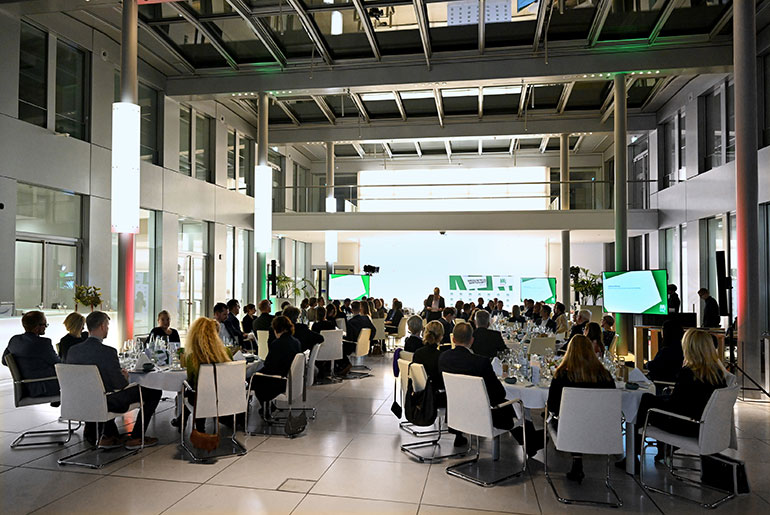 Das Foyer der NRW.BANK mit Gala-Tischen