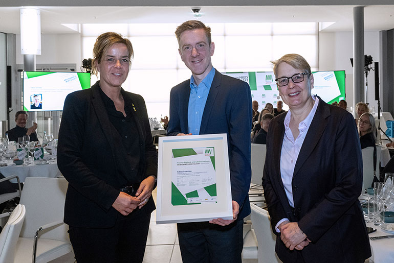 Tobias Fenneker mit Wirtschafts- und Klimaschutzministerin Mona Neubaur und Gabriela Pantring, stellvertretende Vorsitzende des Vorstands der NRW.BANK