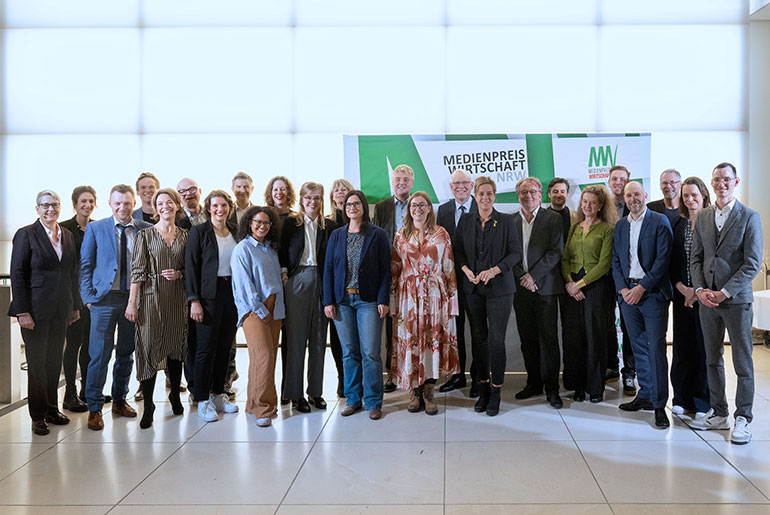 Gabriela Pantring, stellvertretende Vorsitzende des Vorstands der NRW.BANK, (links) und Wirtschafts- und Klimaschutzministerin Mona Neubaur (rechts mittig) mit den Nominierten des MEDIENPREIS WIRTSCHAFT NRW 2024 (1. Reihe von links nach rechts) Florian Weyand, Anna Planken, Anja Booth, Shari Jung, Hannah Steinharter, Nina Voigt, Annabell Brockhues, Georg Wellmann, Gudrun Wolter, Fritz Sprengart, Tatjana Mischke, Jan-Lukas Schmitt sowie (2. Reihe von links nach rechts) Liliane Mofti, Christian Schmeink, Sebastian Hampl, Volker Votsmeier, Juliane Metten-Gardiner, Ursula Welter, Rolf-Herbert Peters, Martin Ellerich, Till Eckert, Tobias Fenneker und Claus Hanischdörfer