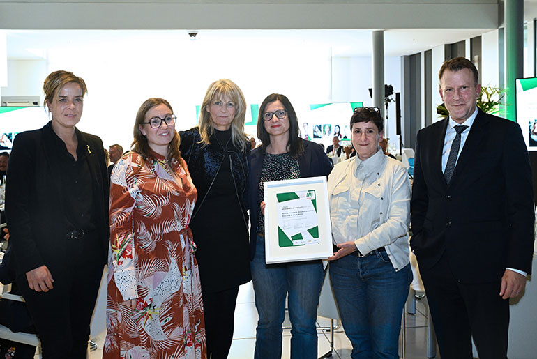 Annabell Brockhues, Ursula Welter, Nina Voigt und Helga Szentpéteri mit Wirtschafts- und Klimaschutzministerin Mona Neubaur und Edzard Bennmann, Leiter Unternehmenskommunikation der SIGNAL IDUNA Gruppe