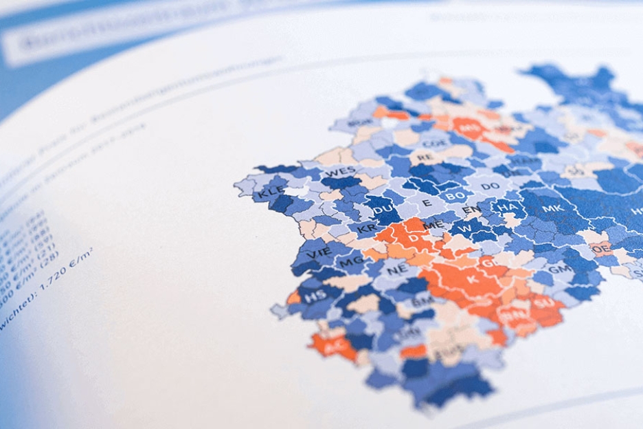 Eine Karte von NRW in einem aufgeklappten Heft