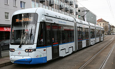 Weiße Straßenbahn der BOGESTRA auf einer Straße