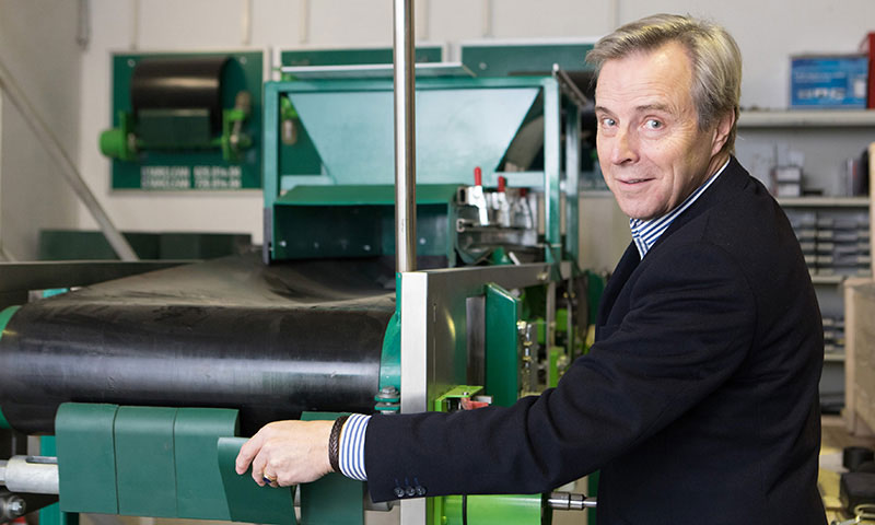 Dr. Schulte Strathaus, Chef der Schulte Strathaus GmbH & Co. KG, vor einer Maschine in einer Werkshalle