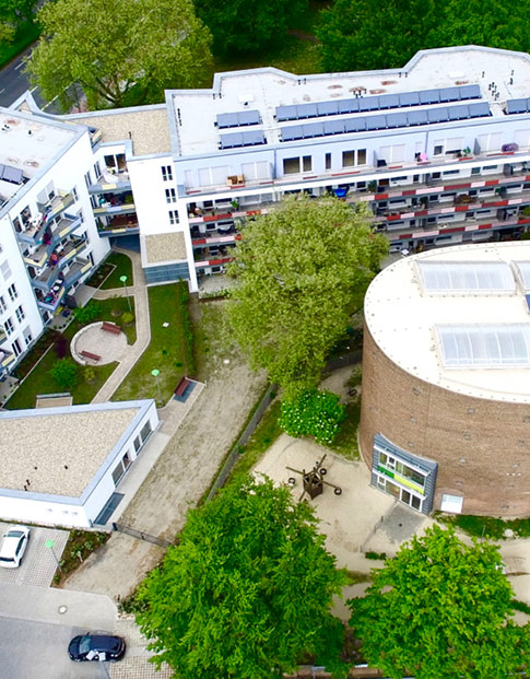 Der Gebäudekomplex des Wohnquartiers Platanenhof in Münster aus der Vogelperspektive