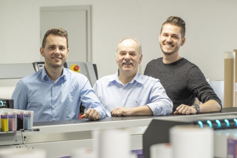 Porträt Bernd Matthes mit seinen zwei Söhnen, die per Gründung durch Nachfolge die Matthes und Henze Siebdruck GmbH übernommen haben