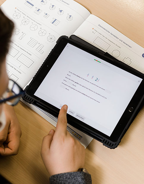 Ein Schüler löst an seinem Tablet-Computer eine Mathe-Aufgabe.