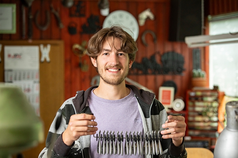 Porträt Robin Clauberg, Gründung durch Nachfolge in der Zangenmanufaktur Solingen