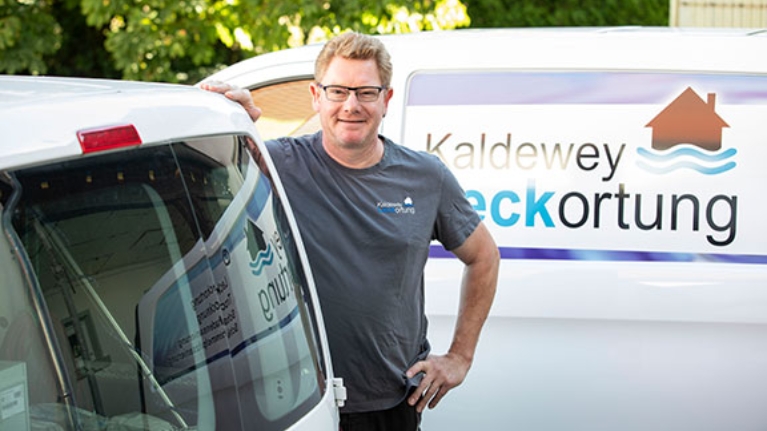 Christian Kaldewey steht vor einem weißen Transporter mit der Aufschrift "Kaldewey Leckortung"