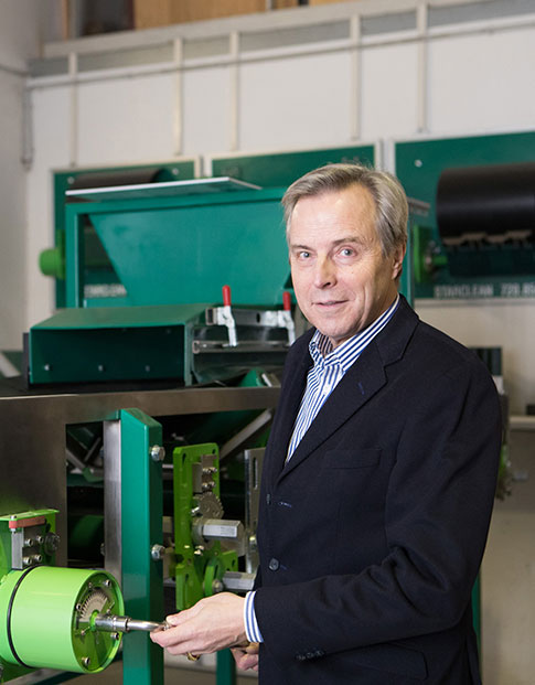 Dr. Michael Schulte Strathaus von der Schulte Strathaus GmbH & Co. KG demonstriert eine Maschine in seiner Werkshalle.
