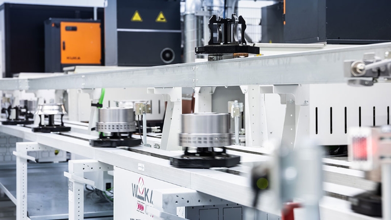 Maschinen in einer Werkshalle