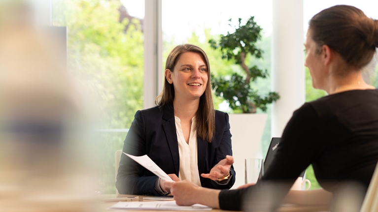 Zwei Frauen in einem Beratungsgespräch