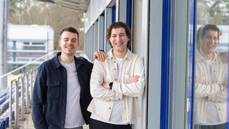 Das Gründungsteam von Kiman steht lächelnd nebeneinander auf einer Terrasse, einer legt dem anderen die Hand auf die Schulter.