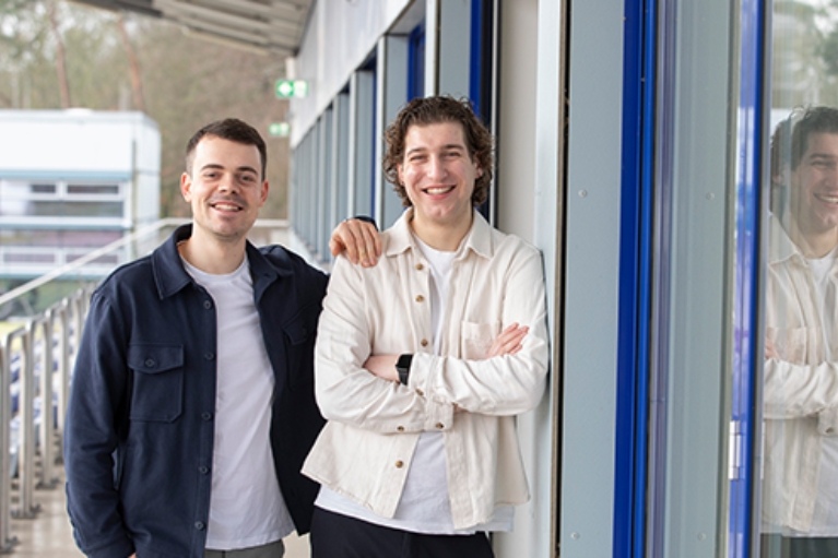 Das Gründungsteam von Kiman steht lächelnd nebeneinander auf einer Terrasse, einer legt dem anderen die Hand auf die Schulter.