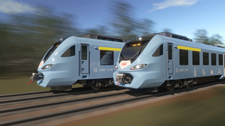 Designentwurf von zwei hellblauen Zügen in einer bewaldeten Landschaft